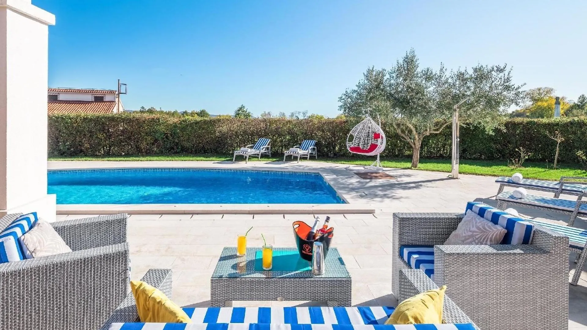 Ferienhaus Mit Privatpool Fuer 10 Personen Ca 310 Qm In Barban, Istrien Bucht Von Rasa